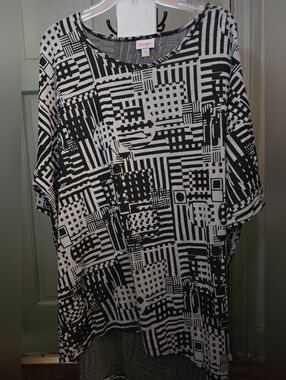 NWOT LuLaRoe Irma Black and White Geometric Short Sleeve Tunic